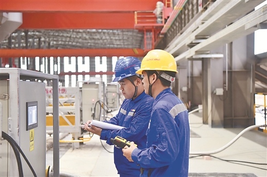 廣西田東同創(chuàng)金屬制品有限公司員工在車間作業(yè)。農(nóng)思秋攝