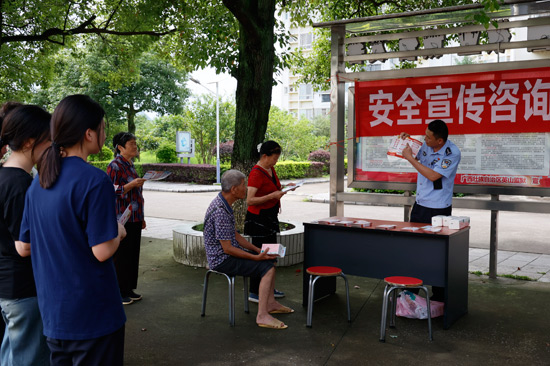 走進社區(qū)開展相關法律法規(guī)宣講