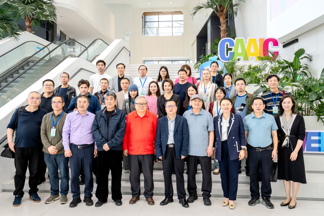 與會(huì)詩人在南A中心參觀。主辦方供圖