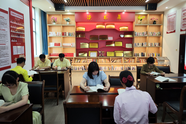 玉林分公司職工書屋開展讀書活動。李玉華攝
