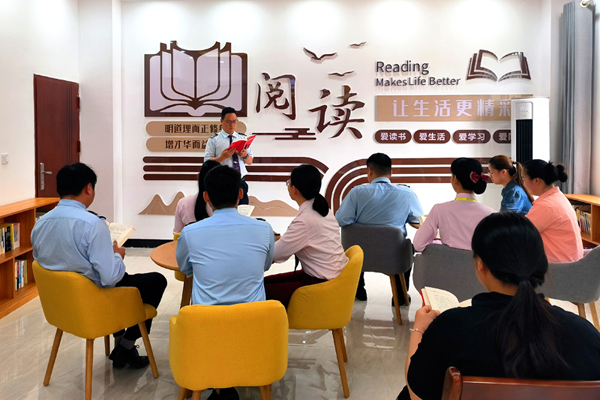 博白分公司職工書屋開展讀書活動。顧清文攝