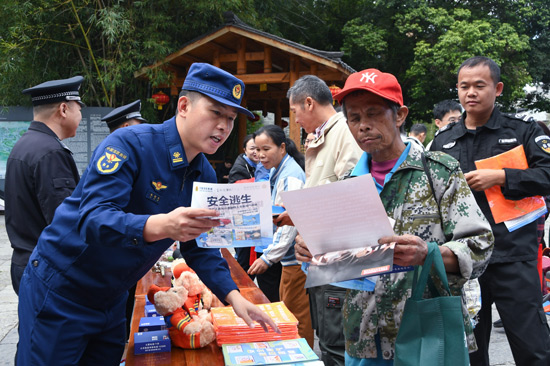 消防宣傳員向群眾講解消防知識(shí)(馮韻詩 攝)