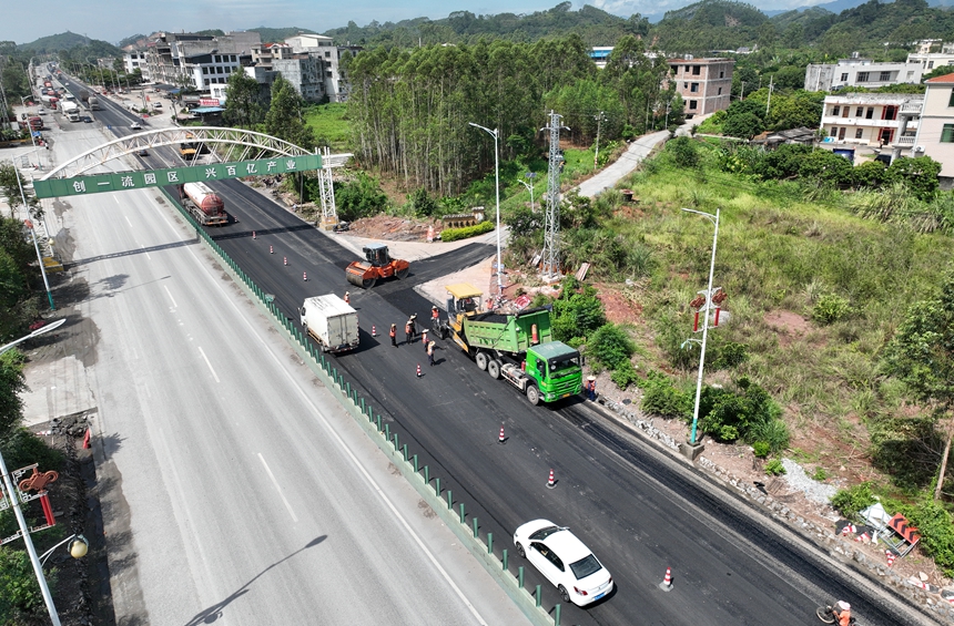 國道241線K3271-K3273思傳至仙江路段路面養(yǎng)護(hù)修復(fù)工程優(yōu)化村屯出入口（覃丹莉 攝）