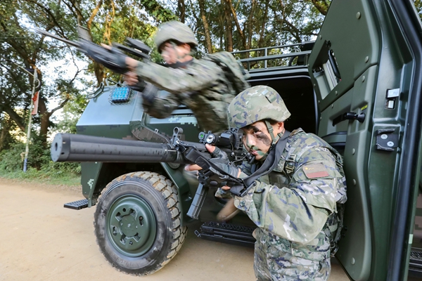 武警官兵迅速下車進行戰(zhàn)斗。