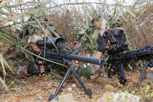 狙擊組占領(lǐng)制高點進行遠程支援。