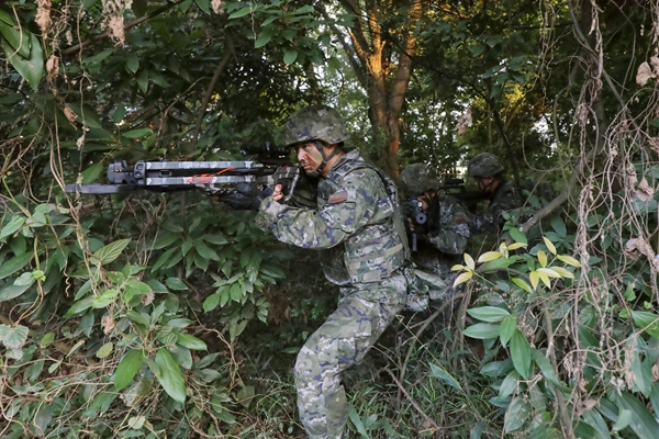 武警官兵搜索叢林地域。