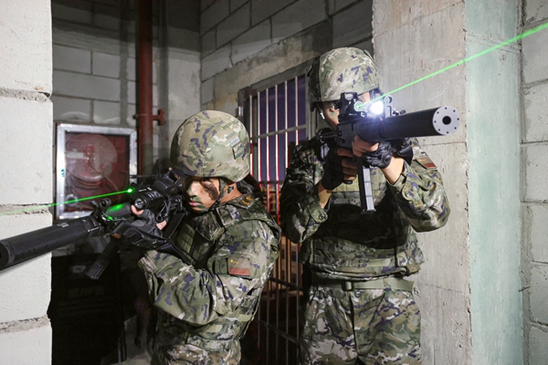 武警官兵突入房間進(jìn)行戰(zhàn)斗。