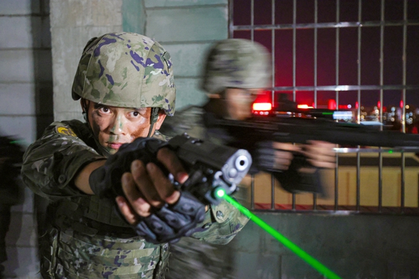 武警官兵突入房間進行戰(zhàn)斗。