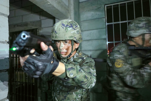 武警官兵突入房間進(jìn)行戰(zhàn)斗。