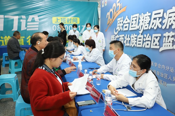 義診現(xiàn)場(chǎng)。廣西民族醫(yī)院供圖
