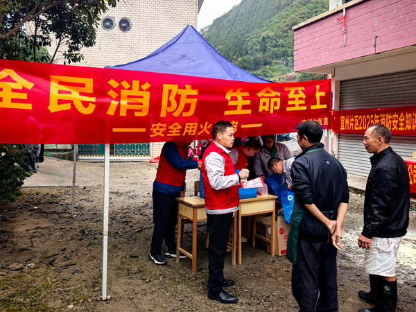 融水片區(qū)志愿者發(fā)放消防安全宣傳單。廣農(nóng)新能源集團(tuán)供圖