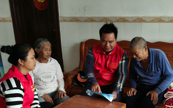 容縣楊村鎮(zhèn)黨員網(wǎng)格員入戶開展2026年度城鄉(xiāng)居民醫(yī)療保險政策宣傳。黃海妮攝