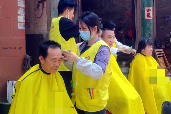 容縣容州鎮(zhèn)新南社區(qū)黨員網(wǎng)格員協(xié)調(diào)美容美發(fā)黨員志愿服務(wù)隊為居民提供免費理發(fā)服務(wù)。李明霖攝