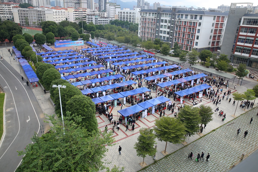 雙選會全景圖。隆源攝