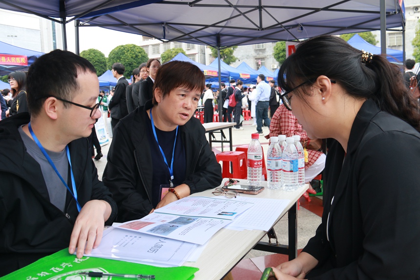 畢業(yè)生在與招聘單位進行交流。張榮濤攝