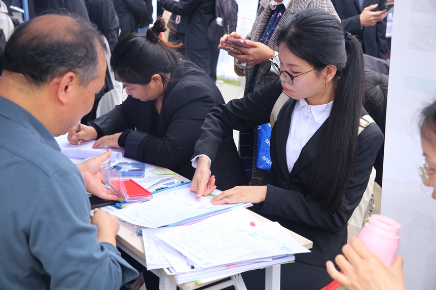 畢業(yè)生簽訂就業(yè)協(xié)議。梁曼曼攝