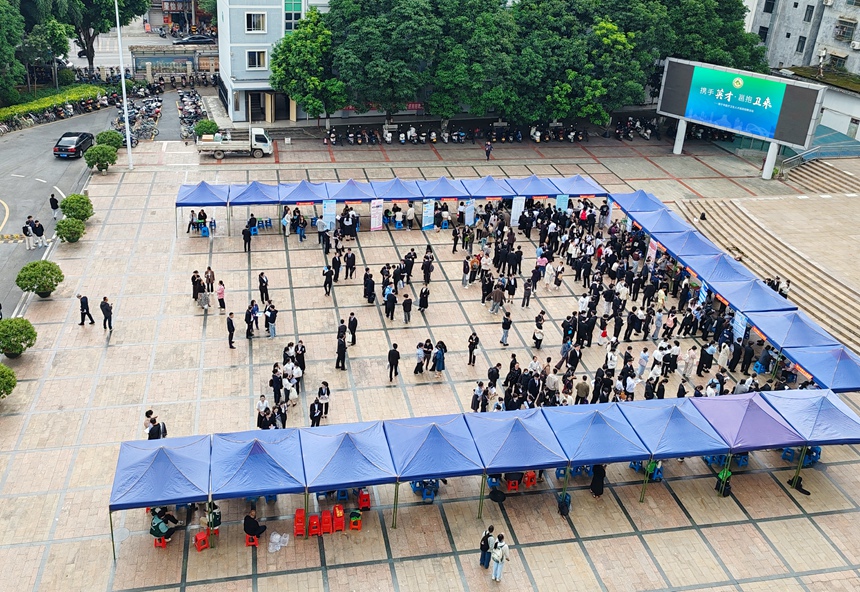 招聘會(huì)現(xiàn)場(chǎng)。黃涵雯攝