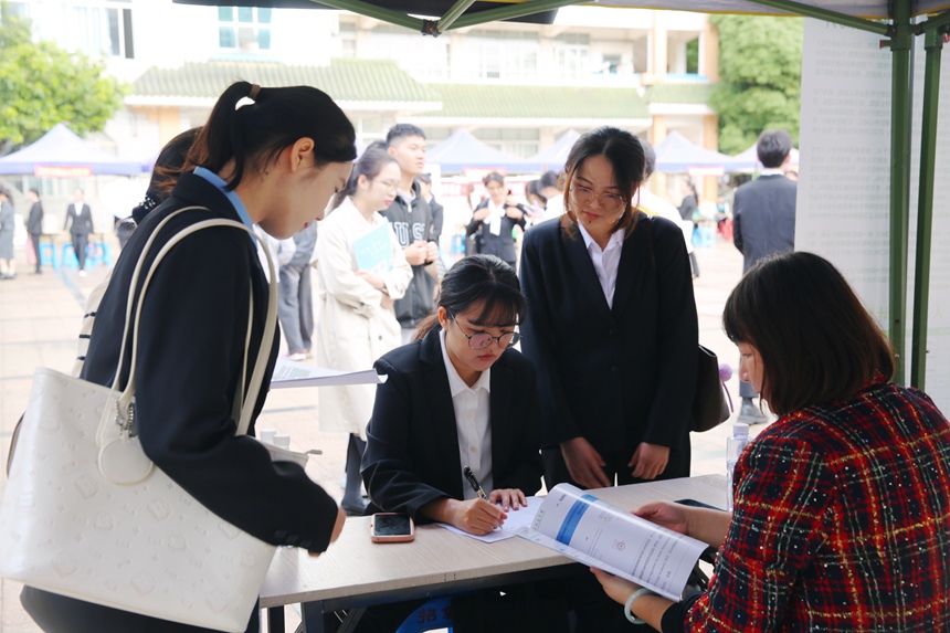 用人單位與畢業(yè)生進(jìn)行交流。黃涵雯攝
