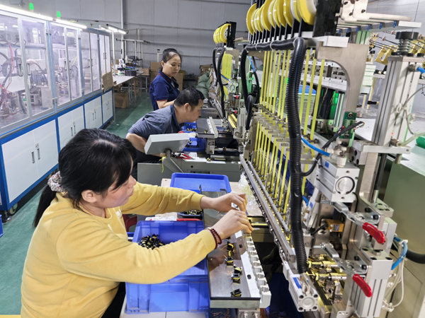 玉商回歸良田鎮(zhèn)石垌村手機(jī)電子配件小微產(chǎn)業(yè)園達(dá)?？萍脊尽Ａ_釗攝