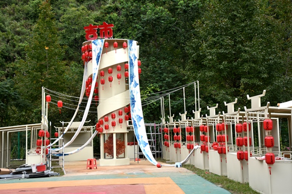 矮馬王國內(nèi)文創(chuàng)”吉“市即將開放上新文創(chuàng)商品。黃琪攝