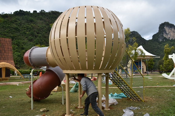 工人正在為游樂設(shè)施固定。黃琪攝