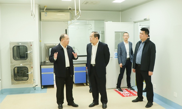 實(shí)地參觀與深入交流。溫承瑜攝