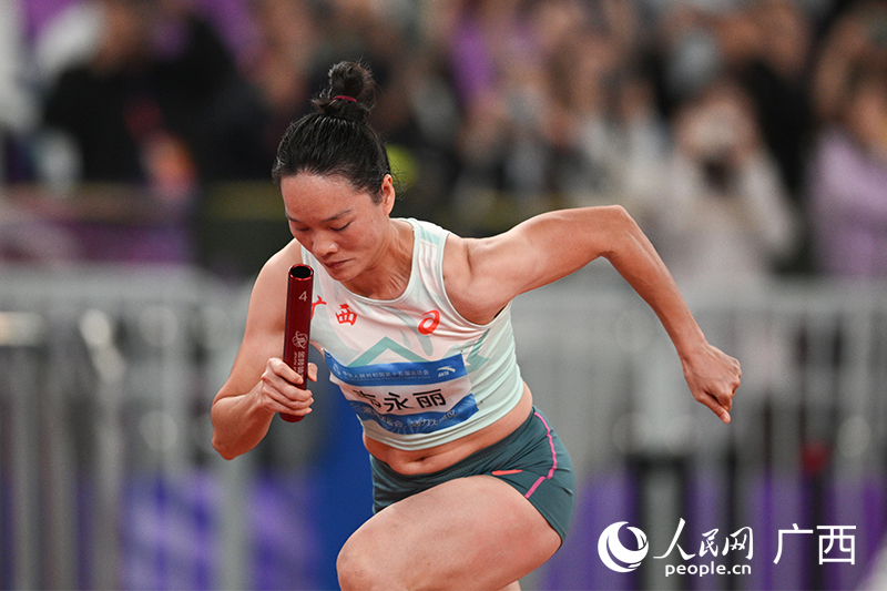 韋永麗在混合接力決賽中。人民網(wǎng) 雷琦竣攝