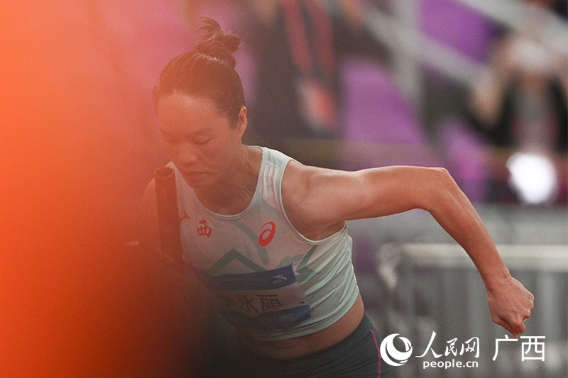 韋永麗在混合接力決賽中。人民網(wǎng) 雷琦竣攝