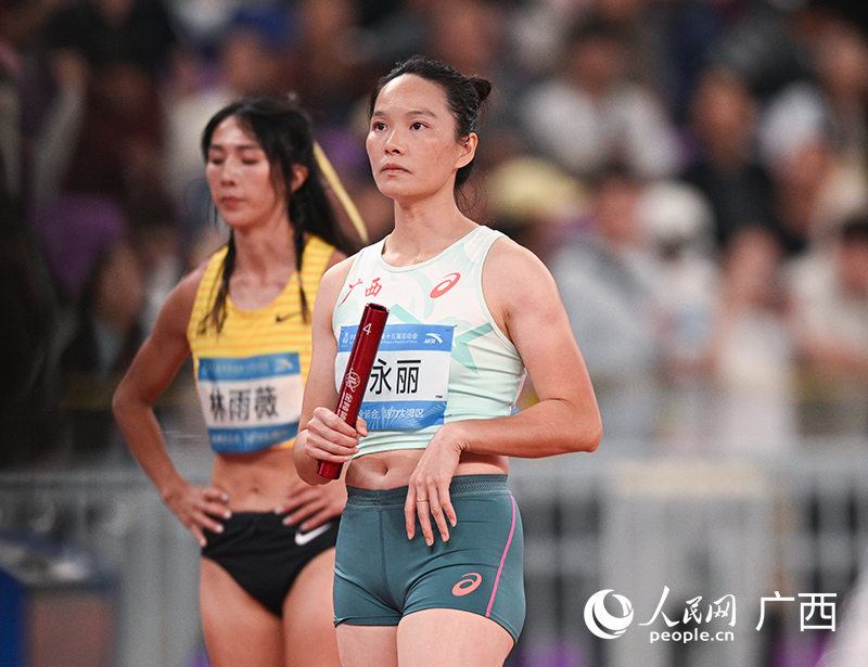 韋永麗與福建隊(duì)的林雨薇跑第一棒。人民網(wǎng)雷琦竣攝