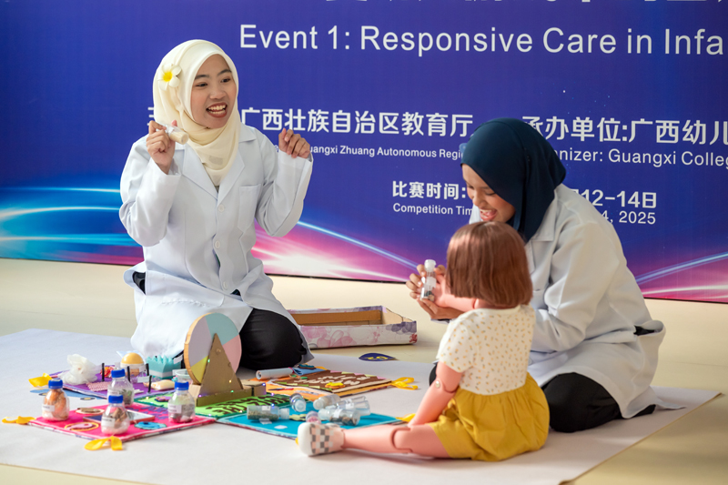 馬來西亞蘇丹依德理斯大學(xué)參賽學(xué)生比賽中。廣西幼師供圖