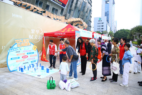配圖：11月8日，“數(shù)字金融惠民生 志愿服務(wù)暖人心”活動(dòng)現(xiàn)場(chǎng)志愿者們通過(guò)“歡樂(lè)套圈”的形式趣味普及金融知識(shí)