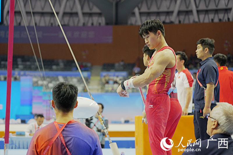 蘭星宇做賽前準備。人民網(wǎng) 梁章暉攝