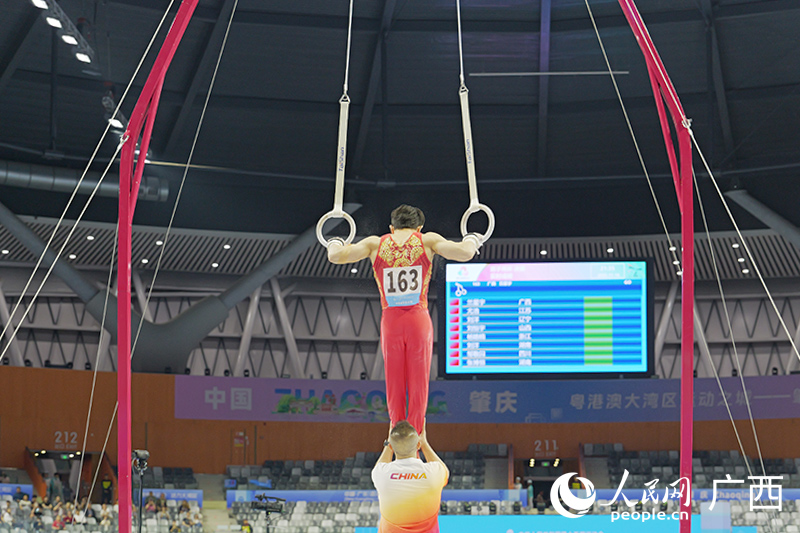 蘭星宇上吊環(huán)。人民網(wǎng) 梁章暉攝