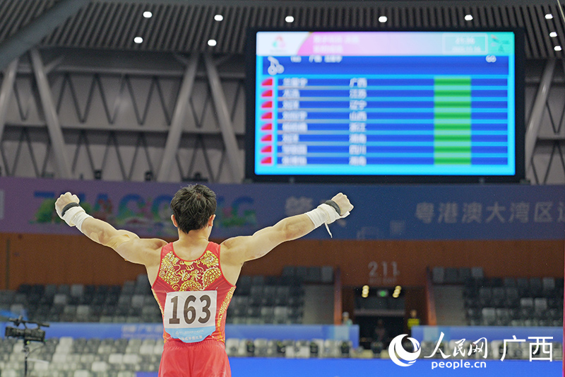 平穩(wěn)落地。人民網(wǎng) 梁章暉攝