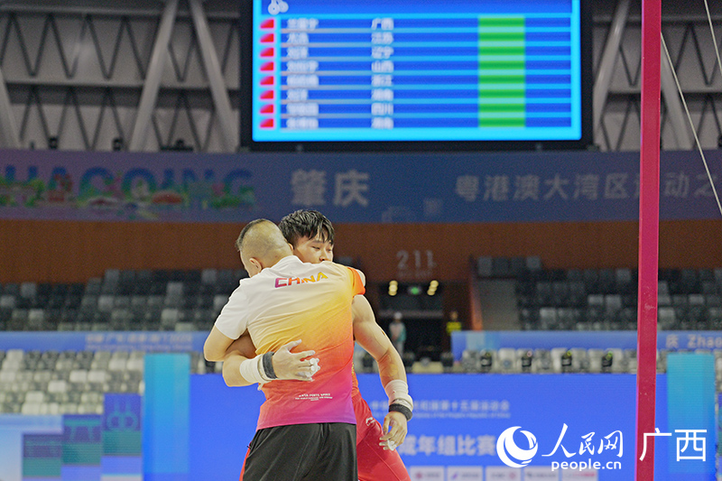 完成動作后慶祝。人民網(wǎng) 梁章暉攝