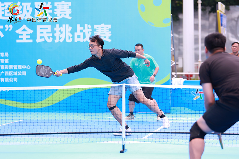 選手奮力接球。廣西體育局供圖