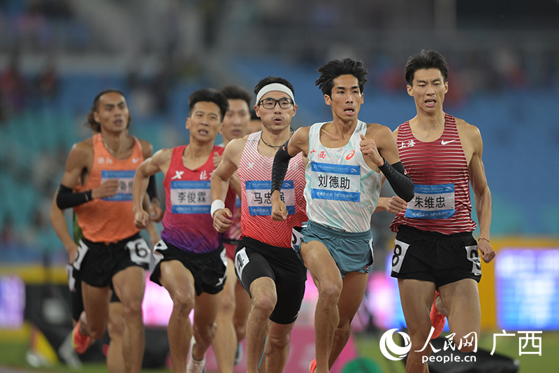 第十五屆全國(guó)運(yùn)動(dòng)會(huì)田徑項(xiàng)目男子800米決賽。人民網(wǎng) 雷琦竣攝