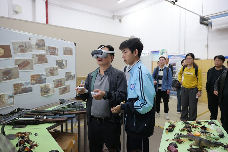 圖2  國家社會科學(xué)基金教育學(xué)重大課題首席專家郭叢斌體驗“檢疫性有害生物VR標(biāo)本館”。張庭庭攝