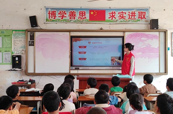 黨員志愿者為學(xué)生講授愛國(guó)主義教育課。廣西大錳集團(tuán)供圖