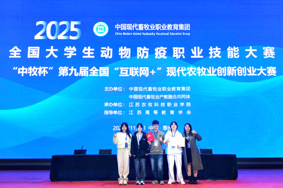 參賽選手與指導老師合影。張珍攝