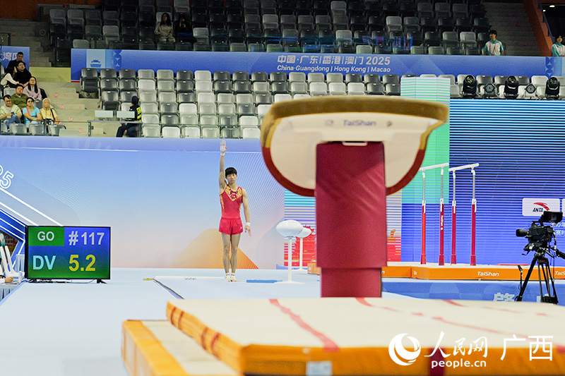 廣西選手黃明淇準(zhǔn)備跳馬。人民網(wǎng) 梁章暉攝