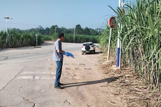 鎮(zhèn)人大代表對路口安全隱患開展排查、記錄。