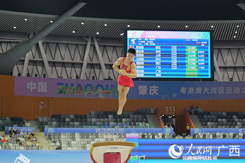 廣西選手賢永焜跳馬比賽現(xiàn)場。人民網(wǎng) 梁章暉攝