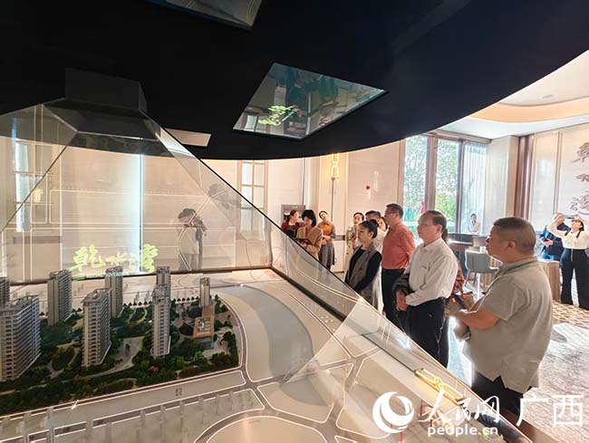 嘉賓們通過全息沙盤了解項(xiàng)目。人民網(wǎng)記者 沈泉池?cái)z