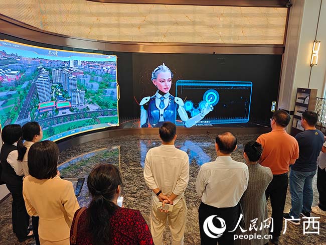 嘉賓觀看AI大管家應(yīng)用場景大屏。人民網(wǎng)記者 沈泉池?cái)z