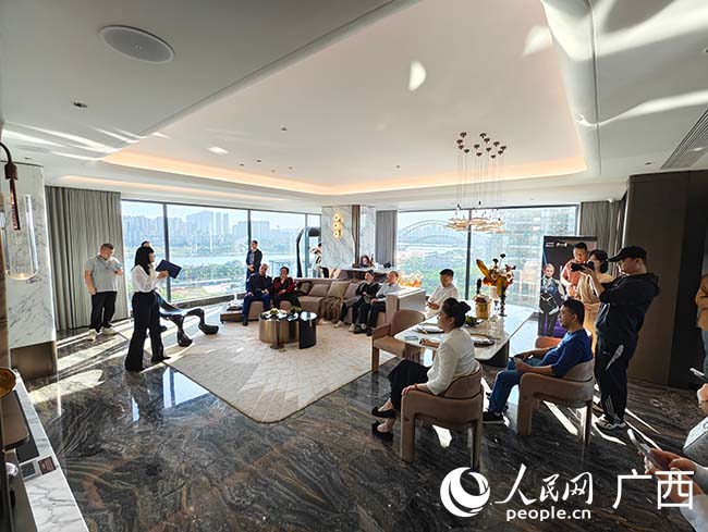 嘉賓們在樣板間體驗(yàn)AI賦能人居生活。人民網(wǎng)記者 沈泉池?cái)z