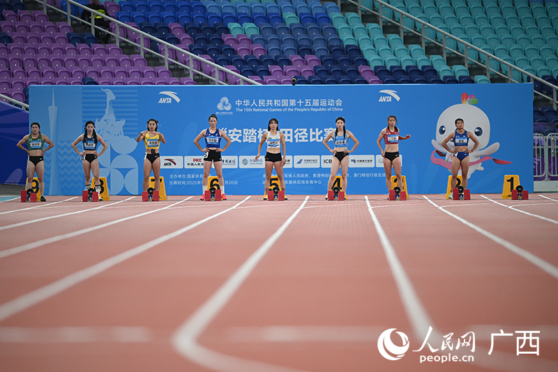 參賽選手進入賽道。人民網(wǎng) 雷琦竣攝