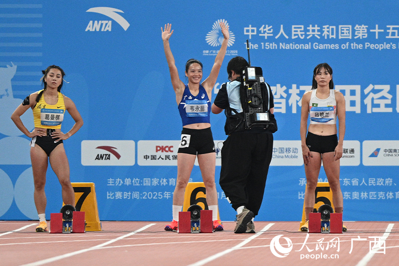 韋永麗與觀眾打招呼。人民網(wǎng) 雷琦竣攝