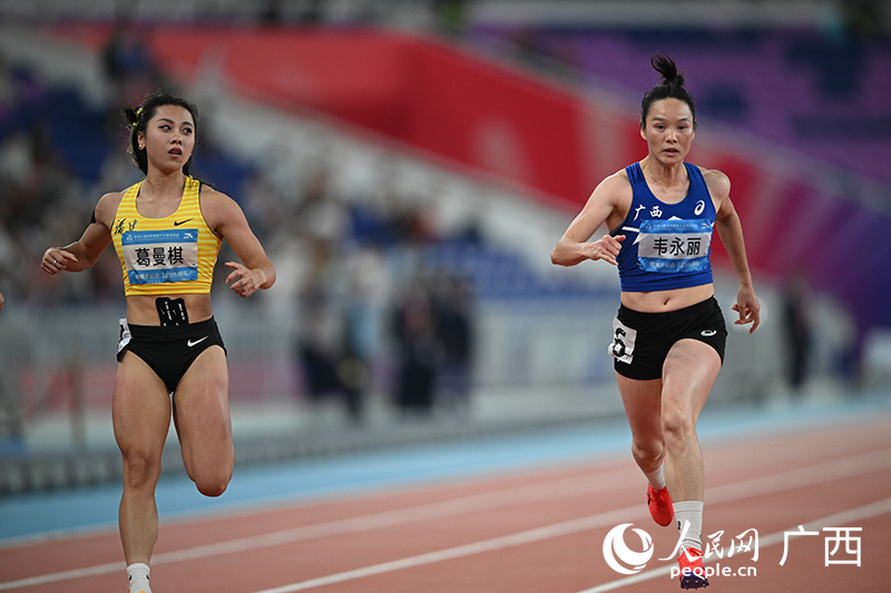 廣西隊韋永麗與福建隊葛曼棋同場競技。人民網(wǎng) 雷琦竣攝