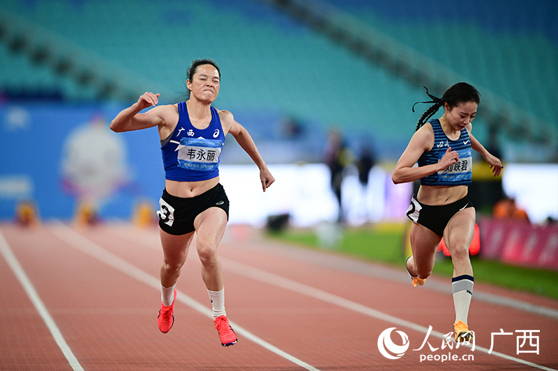 韋永麗沖線瞬間。人民網(wǎng) 雷琦竣攝